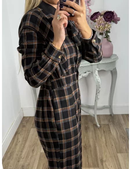 Mono de cuadros negro con línea en teja