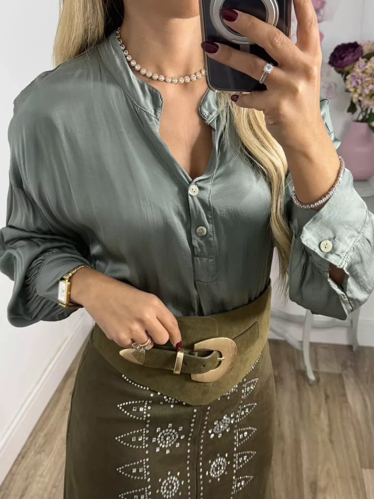 Camisa satinada cuello mao verde