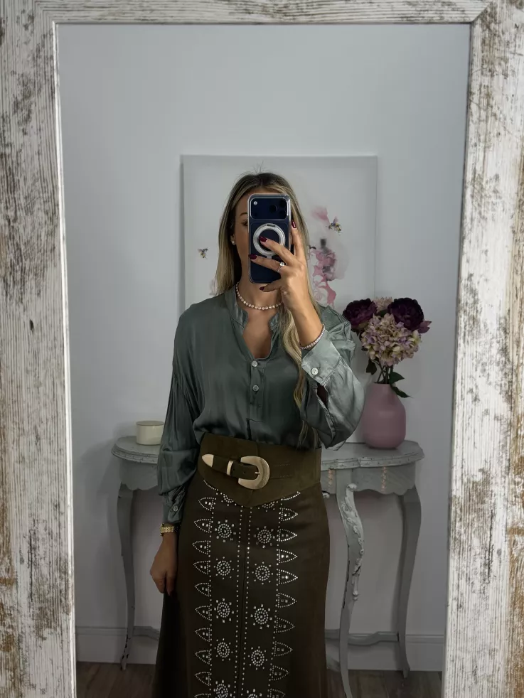 Camisa satinada cuello mao verde