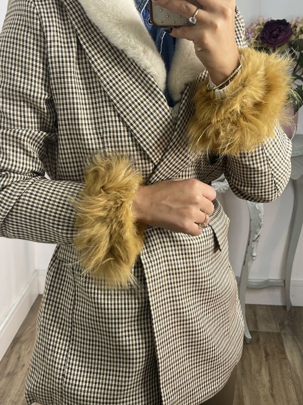 Puños de pelo mostaza