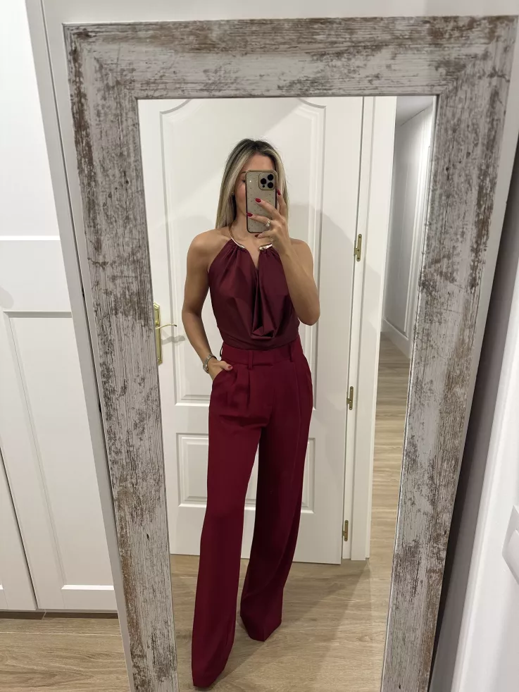 Body burdeos escote dorado