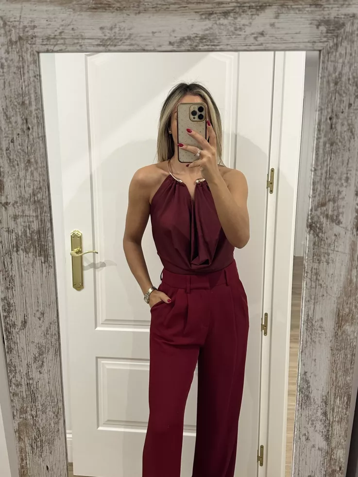 Body burdeos escote dorado