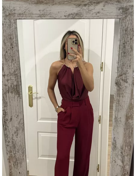 Body burdeos escote dorado