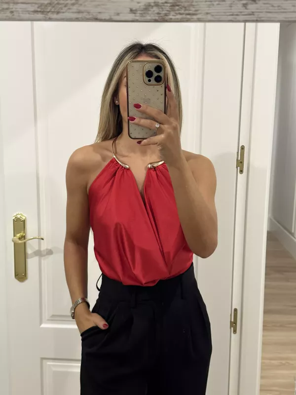 Body rojo escote dorado