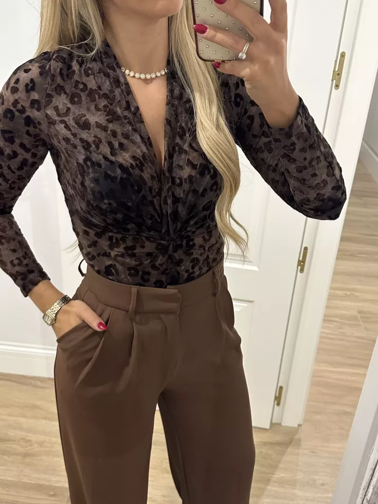 Body marrón con print de terciopelo hombreras