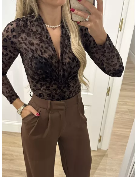 Body marrón con print de terciopelo hombreras