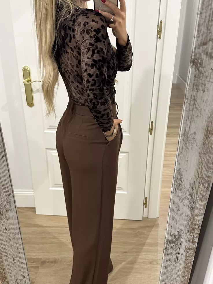 Body marrón con print de terciopelo hombreras