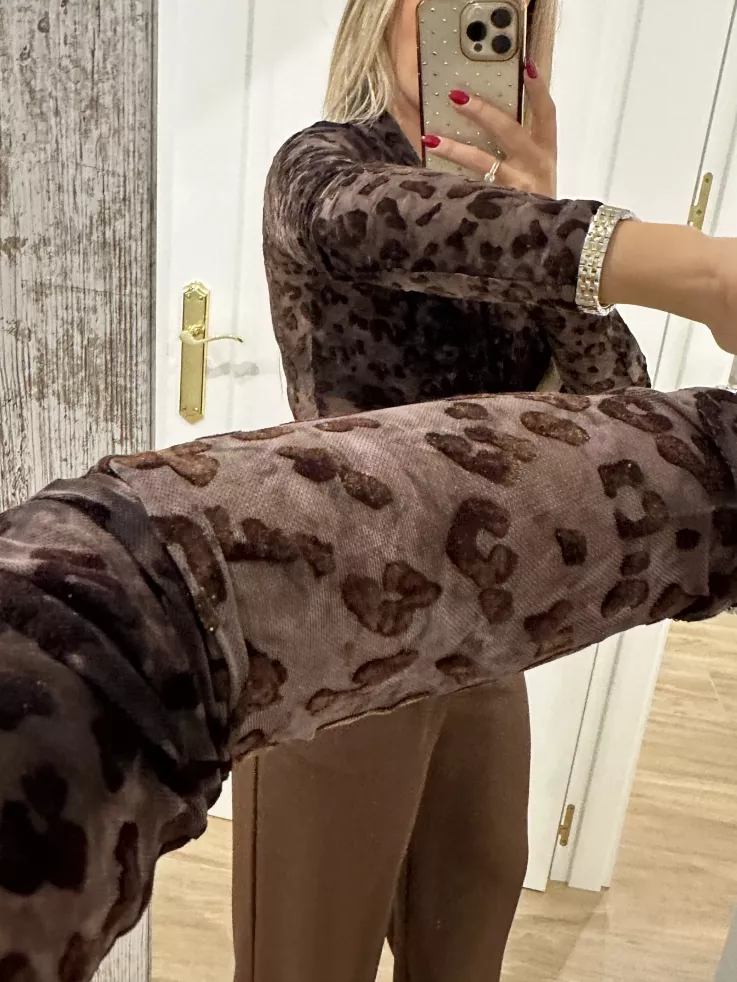 Body marrón con print de terciopelo hombreras