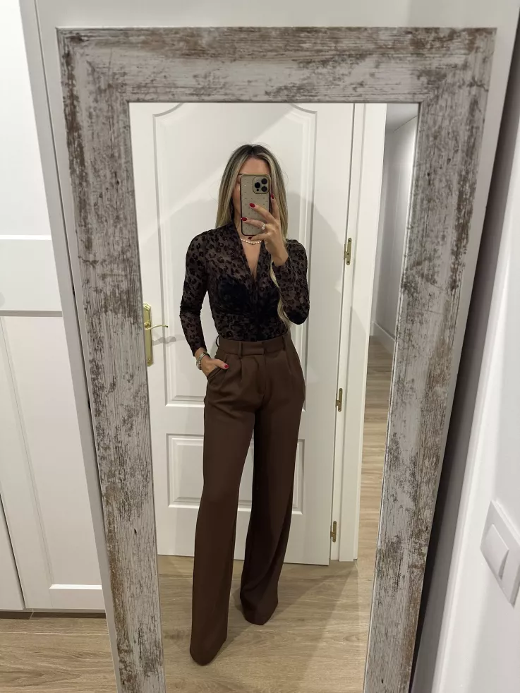 Body marrón con print de terciopelo hombreras