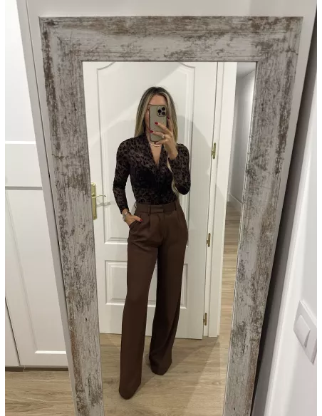 Body marrón con print de terciopelo hombreras