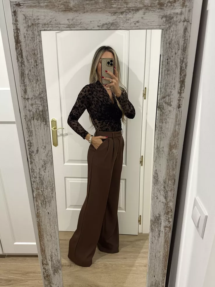 Body marrón con print de terciopelo hombreras