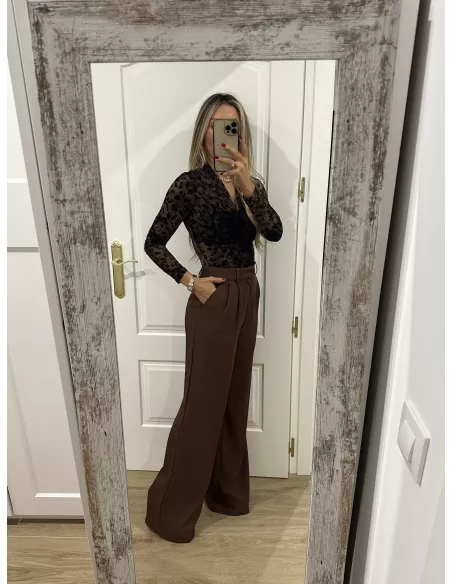 Body marrón con print de terciopelo hombreras