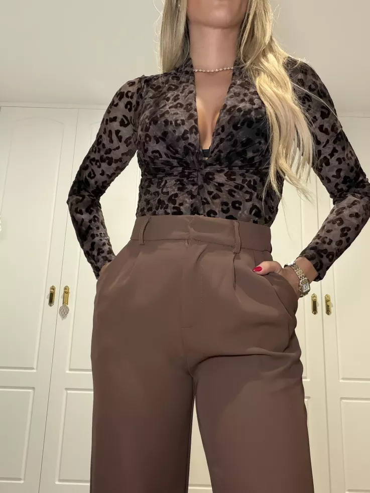 Body marrón con print de terciopelo hombreras