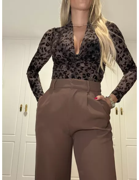 Body marrón con print de terciopelo hombreras