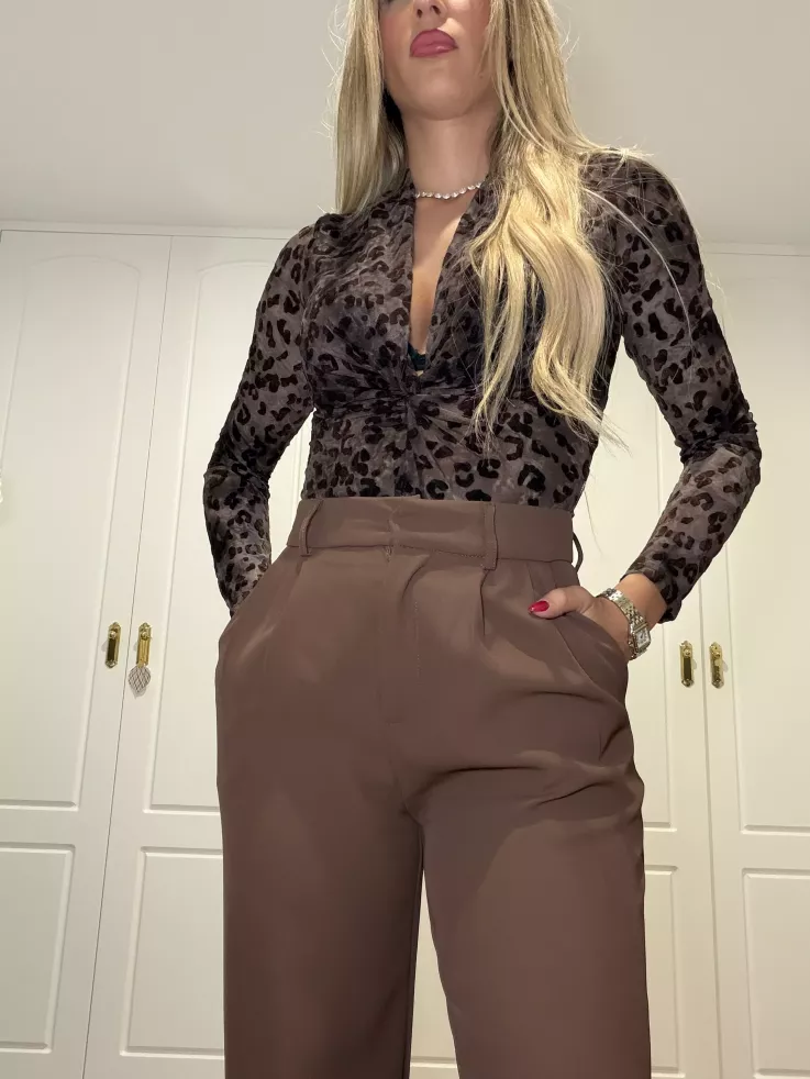 Body marrón con print de terciopelo hombreras