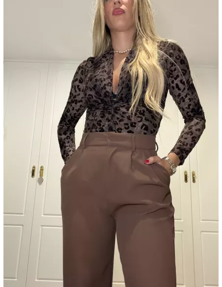 Body marrón con print de terciopelo hombreras