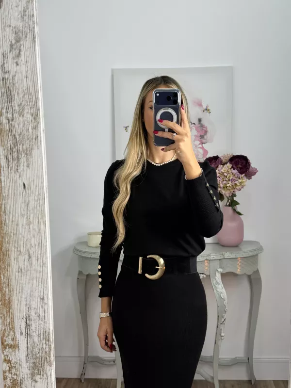 Jersey negro basic con botones en el puño