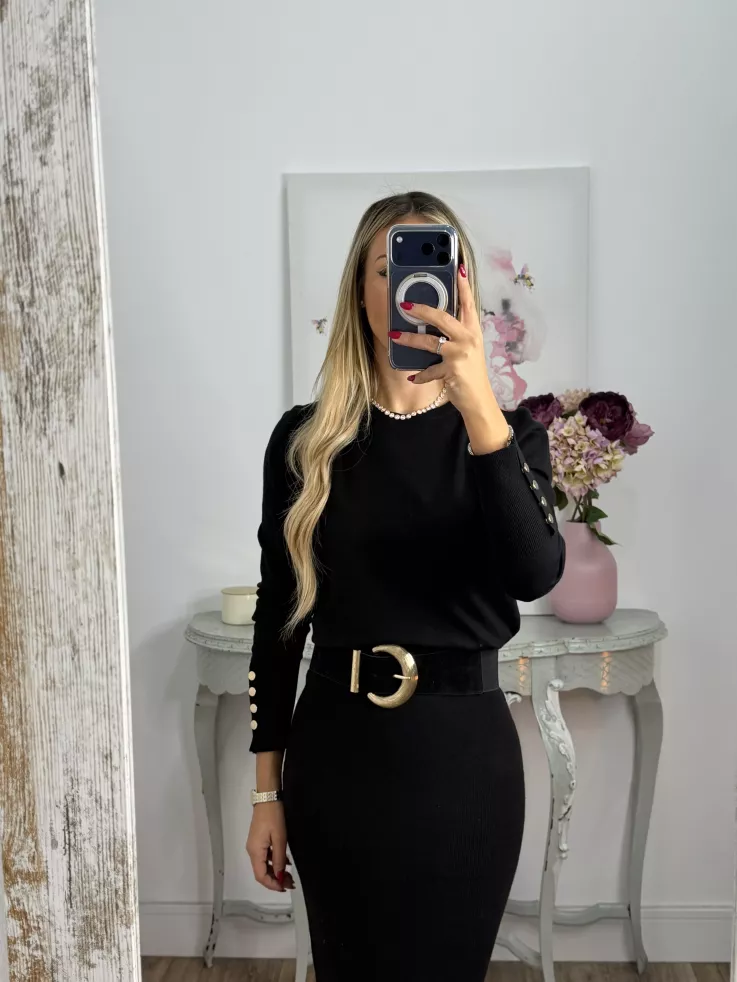 Jersey negro basic con botones en el puño