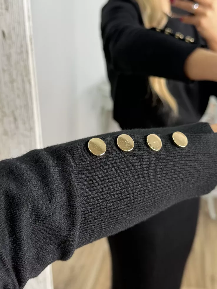 Jersey negro basic con botones en el puño