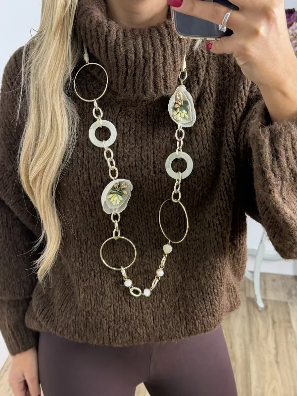 Colgante largo dorado con flor