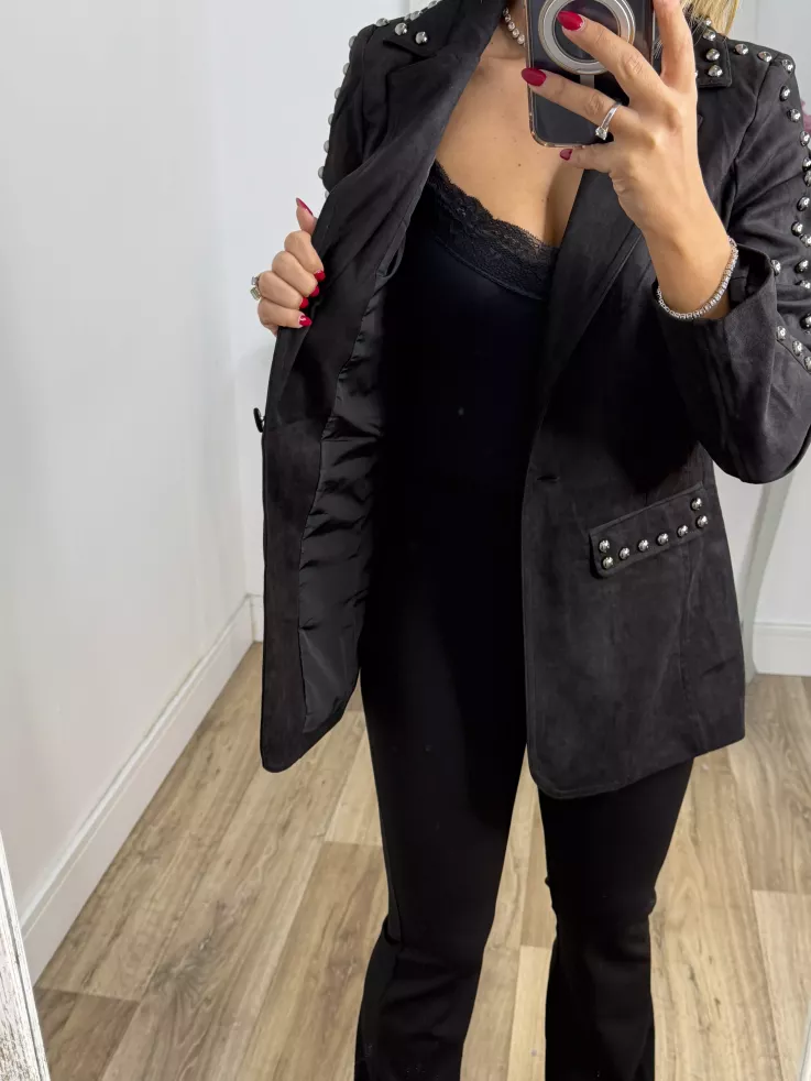 Chaqueta negra antelina tachuelas plateadas