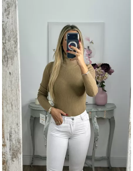 Jersey cuello alto canalé camel