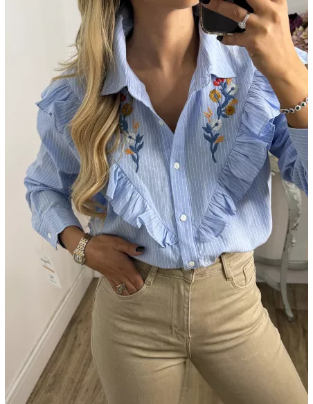 Camisa azul bordados y volantes