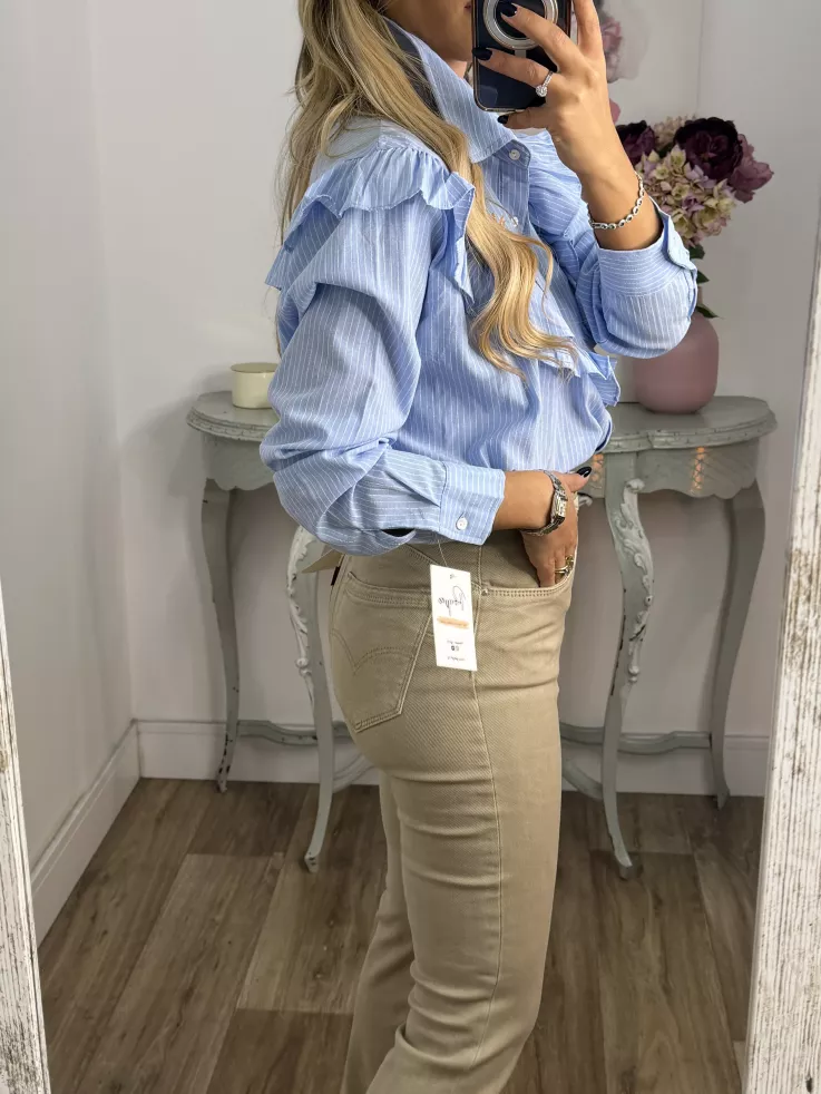 Camisa azul bordados y volantes