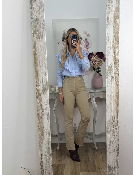 Camisa azul bordados y volantes