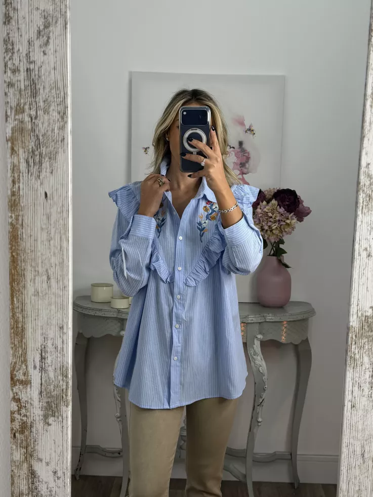 Camisa azul bordados y volantes