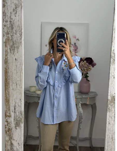 Camisa azul bordados y volantes