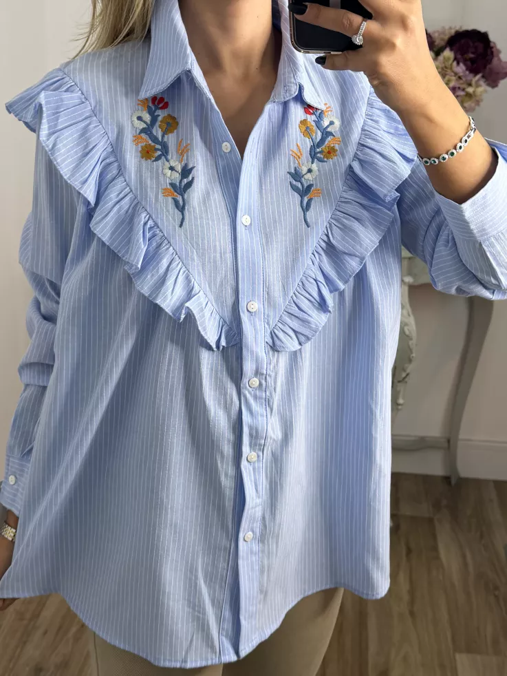 Camisa azul bordados y volantes