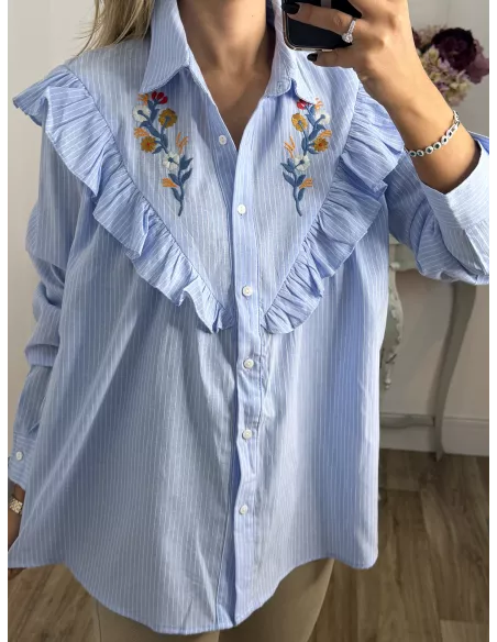 Camisa azul bordados y volantes
