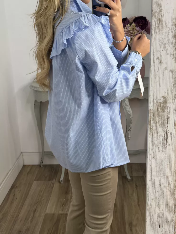 Camisa azul bordados y volantes