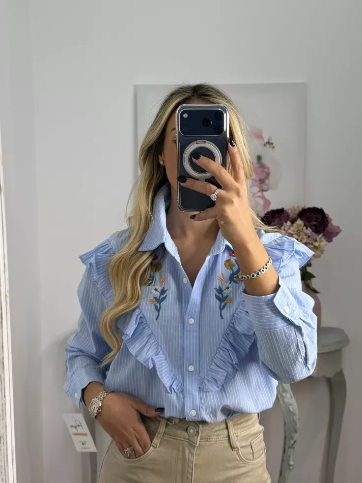 Camisa azul bordados y volantes