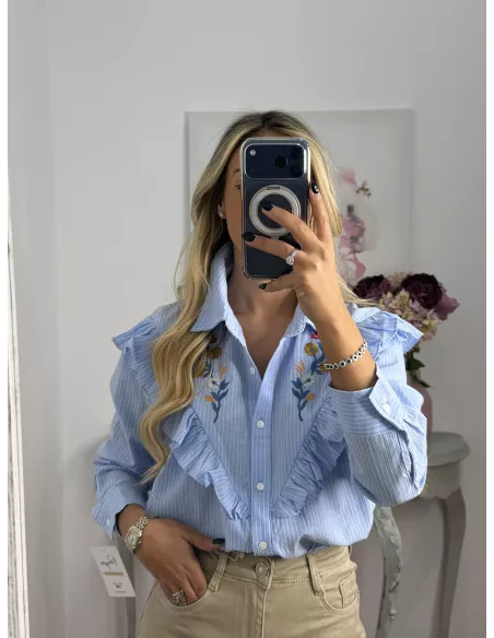Camisa azul bordados y volantes