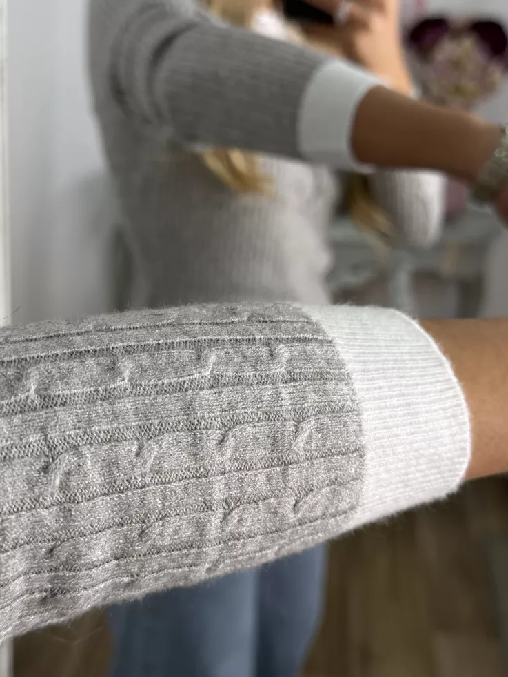 Jersey gris con camiseta