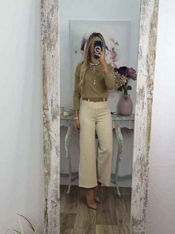 Jeans culotte beige con cinturón camel