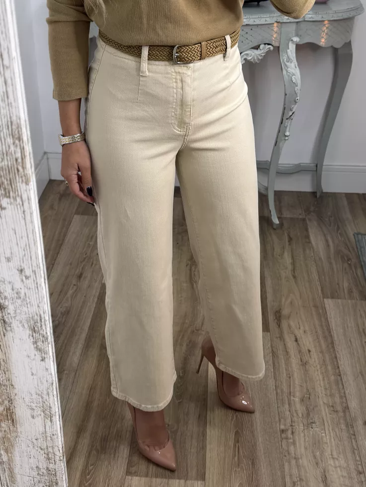 Jeans culotte beige con cinturón camel