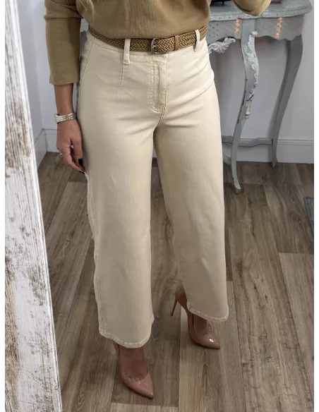 Jeans culotte beige con cinturón camel