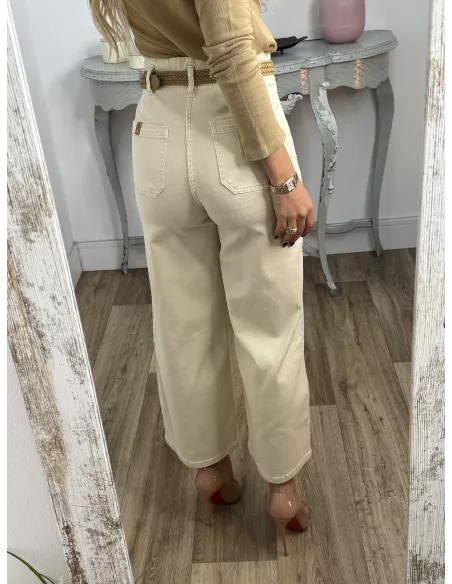 Jeans culotte beige con cinturón camel