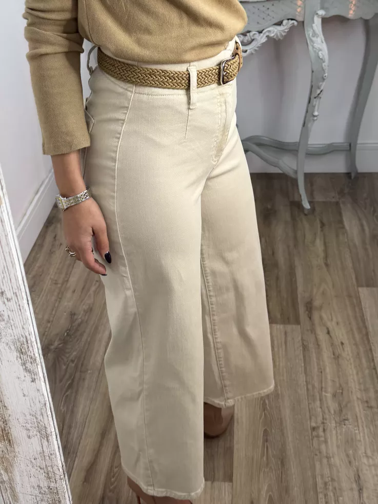 Jeans culotte beige con cinturón camel