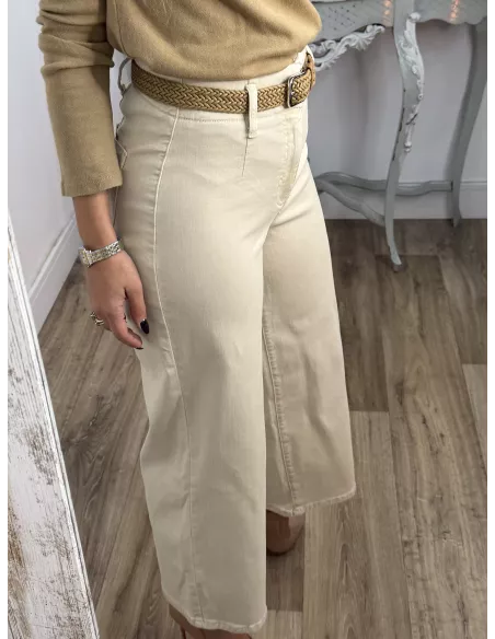 Jeans culotte beige con cinturón camel