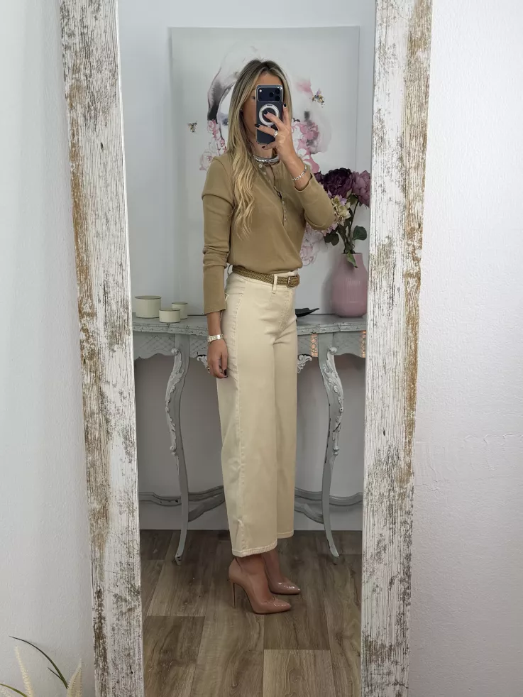 Jeans culotte beige con cinturón camel