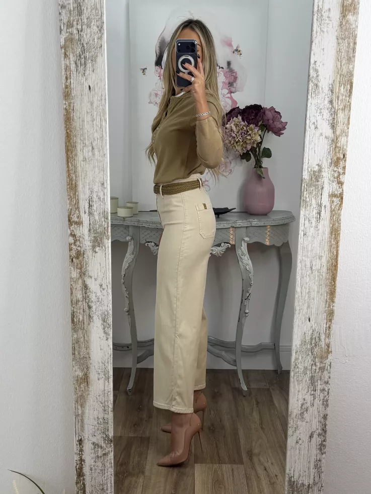 Jeans culotte beige con cinturón camel