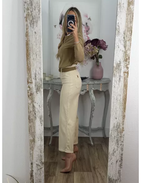 Jeans culotte beige con cinturón camel