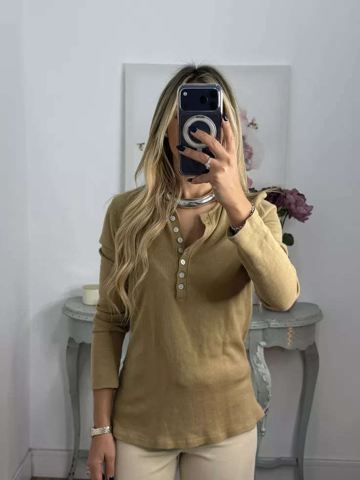 Camiseta algodón botones camel