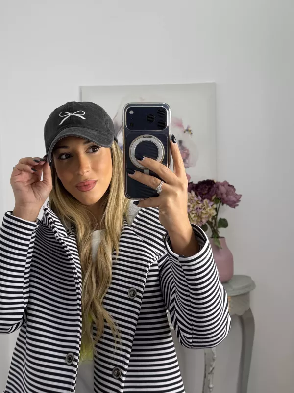 Gorra con lazo bordado