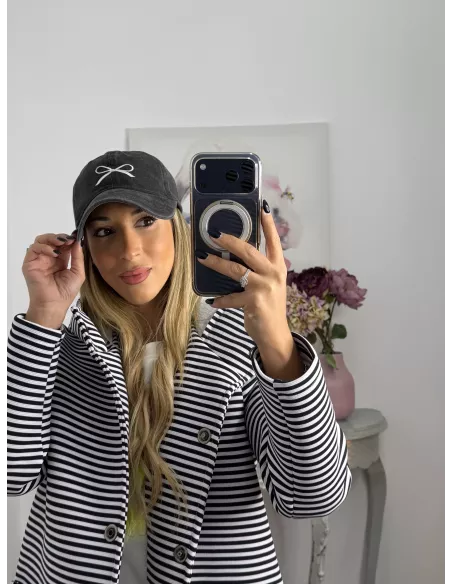 Gorra con lazo bordado