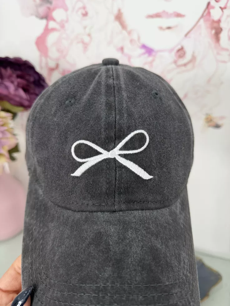 Gorra con lazo bordado